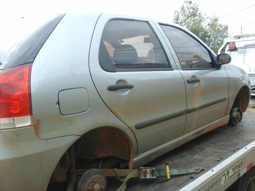 O automóvel foi localizado em uma estrada vicinal no município de Bom Despacho