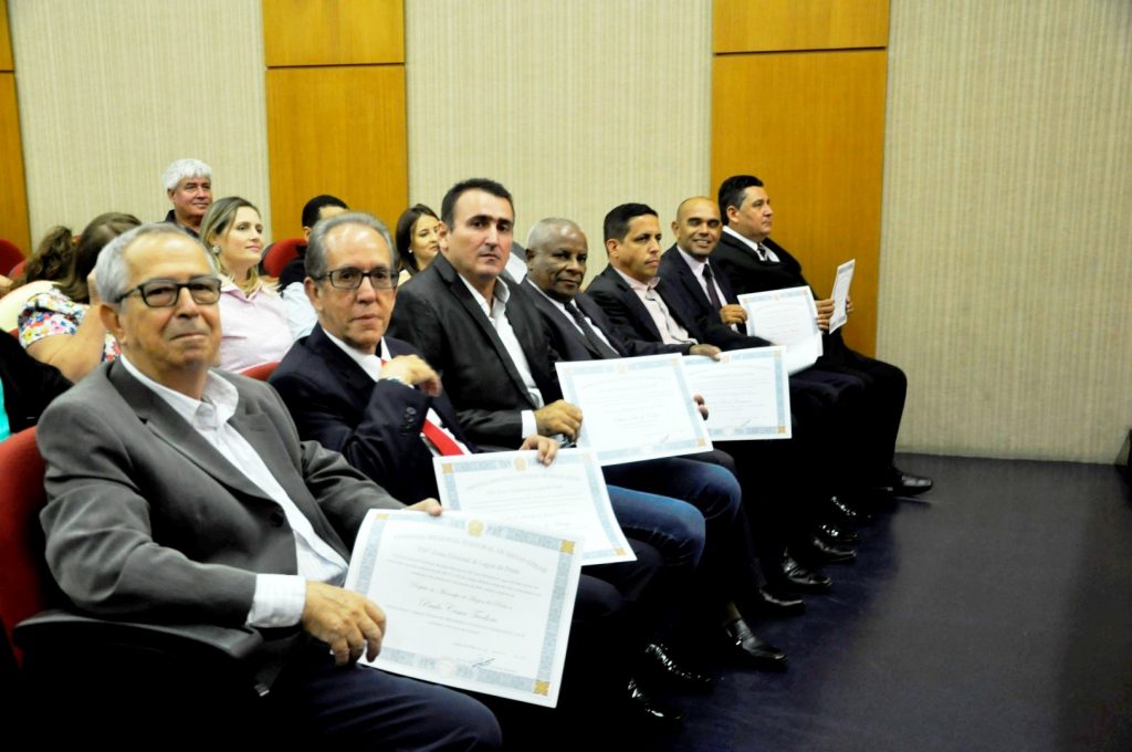  Da esquerda para a direita: Zezinho (representando o prefeito Paulinho), Toninho Sampaio (representando o vice Ismar Roberto) e os vereadores Olair Dias (Preto), Joanes Bosco, Adriano Moreira, Cabo Nunes, Kito da Peteca.