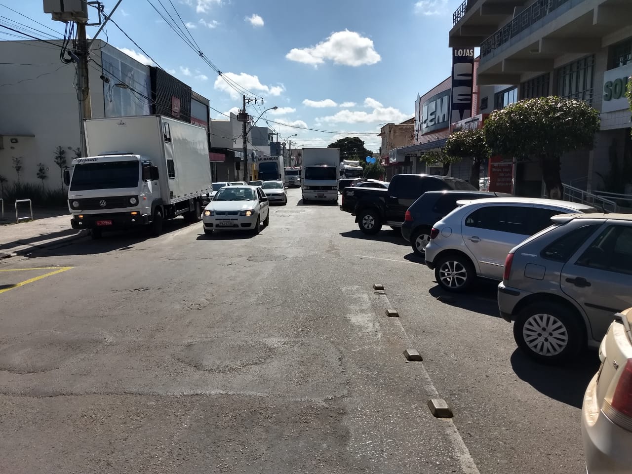 caminhões chegando na avenida Benedito Valadares, próximo à praça, para a manifestação na manhã de domingo, 27/05